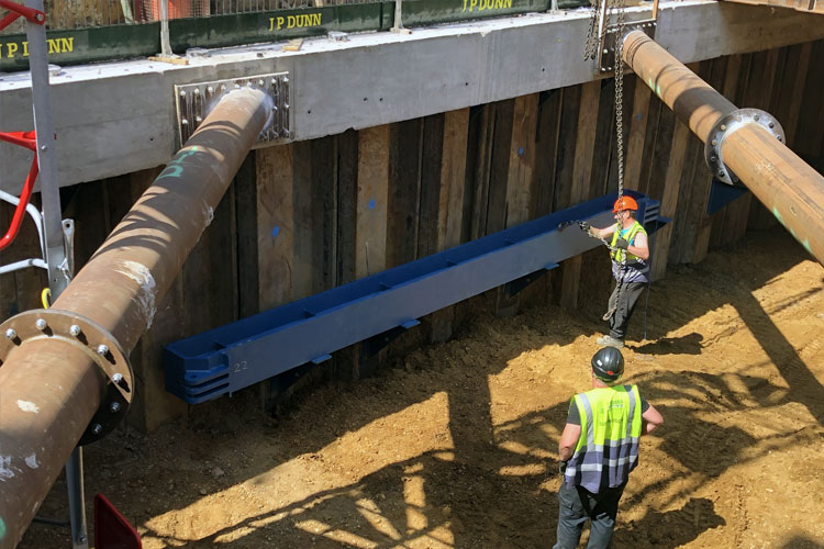 JP Dunn Construction site operatives attaching waling beam to sheet piling wall at Royal Brompton Hospital